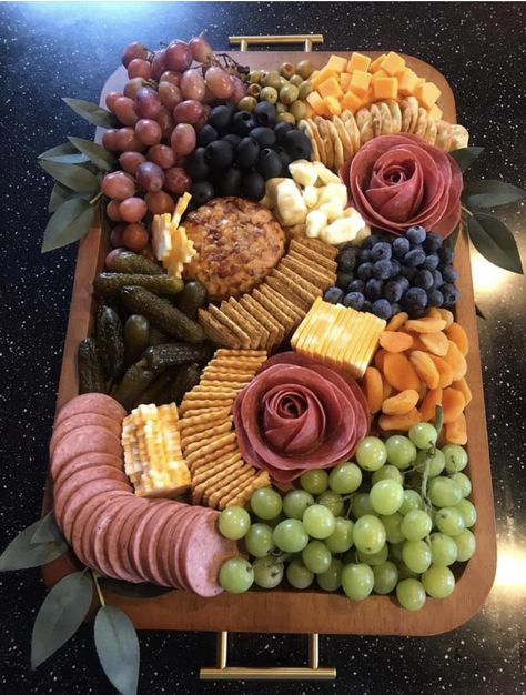 Charturerie Board, Veggie Tray Display, Charcuterie Board Meats, Charcuterie Appetizers, Decoraç�ões Com Comidas, Party Food Buffet, Catering Ideas Food, Charcuterie Inspiration, Appetizers Easy Finger Food