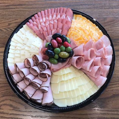 Deli Meat Platter, Cheese Platter Ideas, Fruit Tray Designs, Meat Cheese Platters, Deli Platters, Deli Tray, Plates Ideas, Bbq Party Food, Meat And Cheese Tray