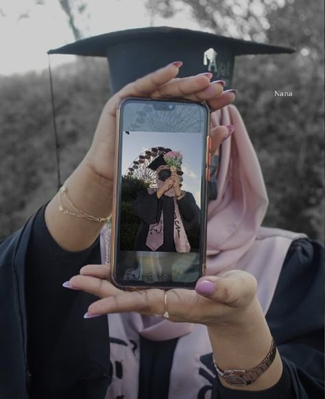 Graduation Posing Ideas, Hair For Graduation, Graduation Cap Design Ideas, Convocation Photography, Cap Design Ideas, Cap Decoration Graduation, South Yemen, Graduation Pose, Grad Picture Ideas