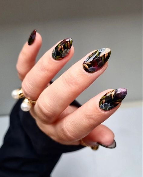 Goth Natural Nails, Dark Floral Nails, Trendy Black Nails, Dark Nail Art, Nails Edgy, Dark Nail Designs, Nail Vibes, Shellac Colors, Emo Phase