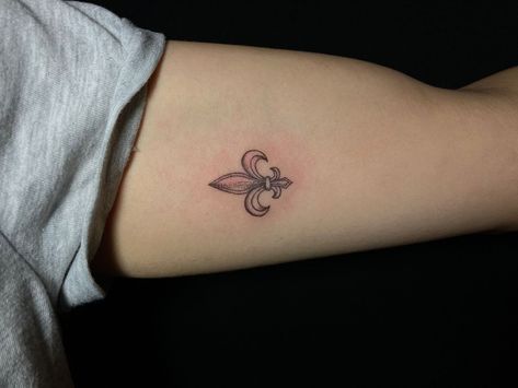 French Lily Tattoo, Saint Louis Tattoo, Fleur De Lis Tattoo Ideas For Women, New Orleans Inspired Tattoo, New Orleans Tattoo Ideas, Fluer De Lis Tattoo, Cassette Tattoo, Louisiana Tattoo, New Orleans Tattoo