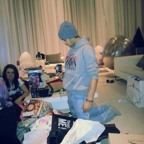 Zerrie on Christmas 2012. I see Perrie in the corner of the picture!!!!!!!:D Zayn Perrie, Zayn Malik Pics, Perrie Edwards, Louis Williams, X Factor, 1 Direction, Pop Singers, Zayn Malik, Louis Tomlinson