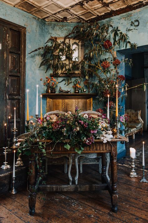 Antique Wedding Aesthetic, British Wedding Decor, Floral Set Design Photography, Vintage Wedding Sofa, Antique Wedding Decorations, Vintage Furniture Wedding Ceremony, Victorian Florist, Victorian Photo Backdrop, Art Floral Japonais