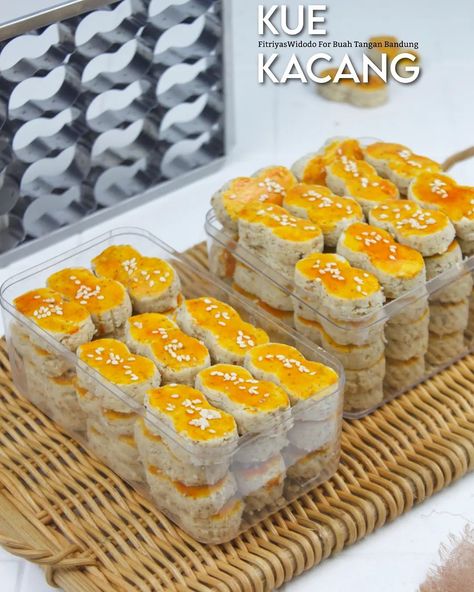 Bahan dan Cara membuat Kue Kacang https://resepmamiku.com/kue-kacang-fitriyas_widodo Kuih Raya, Diy Drinks, Malaysian Food, Sweet Cookies, Biscuit Recipe, No Bake Cake, Cookie Recipes, Pantry, Food Photography