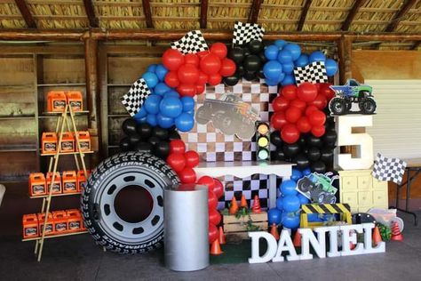 Hot Wheels Balloon Garland, Monster Truck Balloon Garland, Hot Wheels Themed Birthday Party, Monster Truck Theme, Dirt Bike Birthday, 7th Birthday Party Ideas, Hot Wheels Birthday, Car Themed Parties, Monster Truck Party