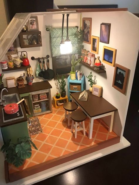 Diorama Ideas House, Miniature Rooms Dioramas, Mini House Diorama, Rolife Miniature Display, Miniature Diaroma, Room Box Ideas, Miniature Apartment, Miniature Bedroom, Room Box Miniatures