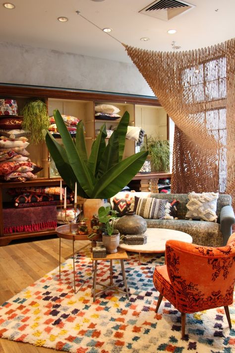 Anthropologie Store Decor, Anthropologie Store Display, Shop Keeper, Anthropologie Store, Clothing Store Design, Furniture Flip, Home Decor Shop, Showroom Design, Bohemian Interior