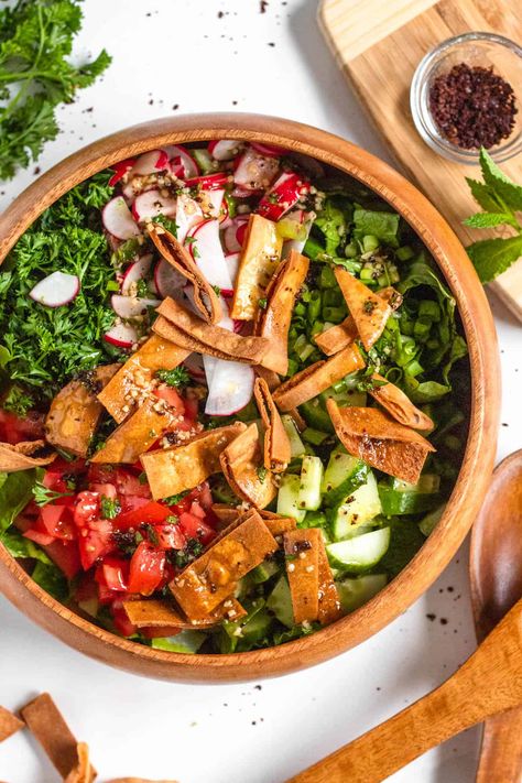 Lebanese Dinner Ideas, Lebanese Food Photography, Lebanese Food Recipes, Arab Dishes, Lebanese Fattoush Salad, Fattoush Salad Recipe, Middle Eastern Salad, Lebanese Breakfast, Lebanon Food