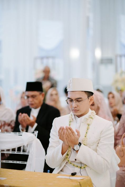 Wedding Akad, Photo Prewedding, Pose Pengantin, Moodboard Wedding, Muslim Wedding Photography, Adat Jawa, Muslimah Wedding, Bali Lombok, Foto Wedding