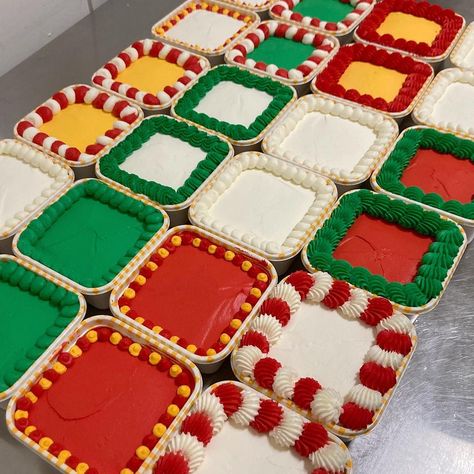 Christmas Mini Cake Tins, Christmas Cake Packaging Ideas, Christmas Mini Loaf Cakes, Bake Sale Desserts, Lunchbox Cake, Mini Christmas Cakes, Christmas Themed Cake, Bento Cakes, Christmas Cookies Gift