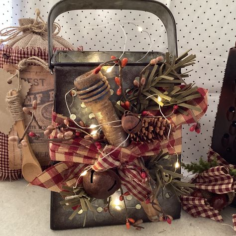 Primitive Farmhouse Christmas, Primitive Country Christmas Crafts, Primitive Christmas Kitchen, Cheese Grater Decor, Vintage Country Decor, Diy Primitive Christmas Decor, Large Collage Picture Frames, Antique Cheese Grater Decor, Primitive Country Crafts