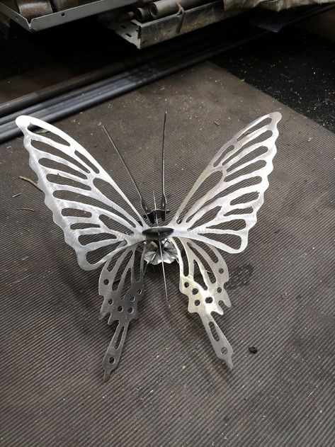 Metallic Sculpture, Butterfly Sculpture, Campus Fashion, Campus Style, Metal Butterfly, Metal Wall Sculpture, Butterfly Garden, 3d Projects, Fashion Spring