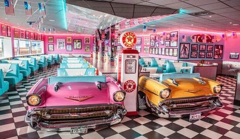 Rejoignez-nous à vintageland premier parc de loisir dédié aux années sixties en Bourgogne. https://www.vintageland.fr 1950 Diner, Diner Aesthetic, 1950s Diner, 50s Aesthetic, 50s Diner, Diner Decor, Vintage Diner, Retro Cafe, American Graffiti