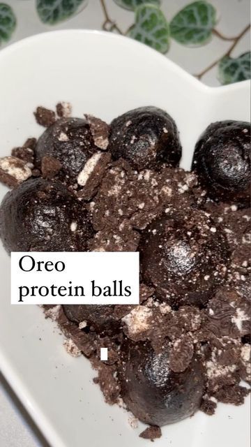 Fat loss specialist | online coach on Instagram: "🍪 OREO PROTEIN BALLS 🍪 These are so easy to make and reslly really delicious 😍 I’ve been making these for years with Jake, they can easily be made without the protein powder aswell just follow all the other steps. 75 calories & 5g protein per ball 💫 SAVE THIS REEL & TRY THEM YOURSELF 💫 #proteinsnack #lowcalorierecipe #fakeawayrecipe #proteinbakedoats #bakedoatsrecipe #healthyeating #proteinballs #fitrecipes #fitfood #fitnesstips #fatlossjou Oreo Protein Balls, Easy Protein Meals, Low Cal Dessert, Fakeaway Recipes, Dessert Treats, Protein Muffins, Oreo Recipes, Protein Balls, Low Calorie Snacks