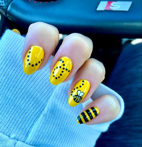 Dip Nail Ideas Yellow, Bumblebee Nails Honey Bees, Bumblebee Acrylic Nails, Bee Nail Designs Simple, Nails Art Yellow, Bubble Bee Nails, Bee Gel Nails, Spring Bee Nails, Yellow Bumble Bee Nails