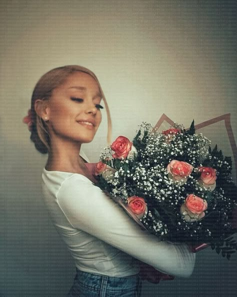 Uk Icon, Ariana Grande Album, Hidden Talents, Sam & Cat, Ariana Grande Outfits, Ariana Grande Fans, Ariana Grande Cute, Celebrity Facts, Best Winter Outfits