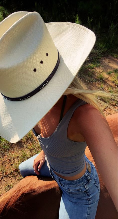 Ranch Vibes Aesthetic, Western Clean Girl Aesthetic, Contry Asthetic, Country Outfits Aesthetic, Country Life Style, Cowgirl Lifestyle, Traje Cowgirl, Country Girl Aesthetic, Cowgirl Era