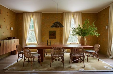 Artsy Dining Room, Giancarlo Valle, Dining Room Rug Size, Dining Room Rugs, Dining Room Layout, Rug Guide, Craftsman Bungalows, Box Houses, Mid Century Dining