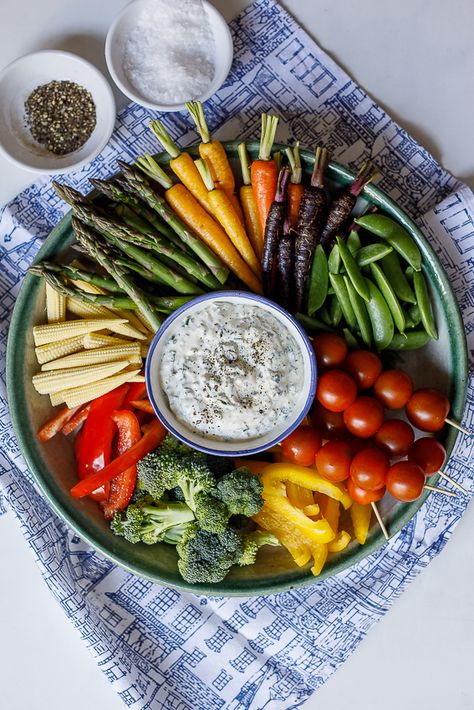 Crudité platter with easy sour cream dip is a great gluten-free vegetarian appetizer. #glutenfree #vegetarian #lowcarb #appetizer Crudite Ideas, Easy Sour Cream Dip, Gluten Free Vegetarian Appetizers, Brunch Gluten Free, Sour Cream Dip Recipes, Crudite Platter, Sour Cream Dip, Cream Dip, Beautiful Boards