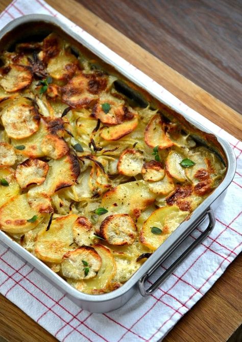 Vegan French Recipes, Potatoes Onions, Artichoke Recipes, Vegetarian Side Dishes, Root Vegetable, People Food, Risotto Recipes, Rosemary Leaves, Vegetarian Dinners