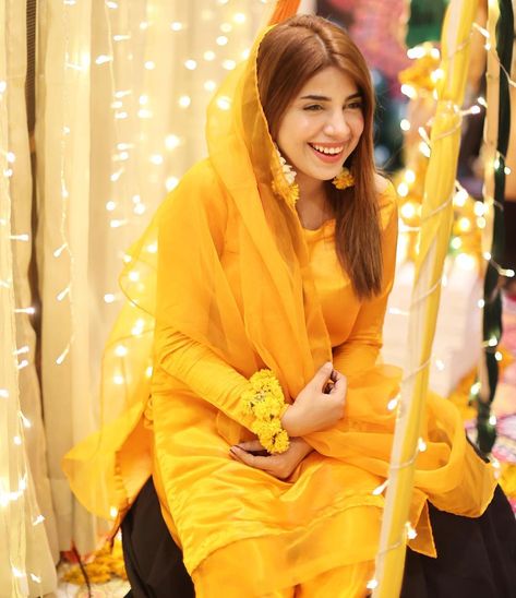 Dr Madiha Khan Pics, Dr Madiha, Video Bride, Elegant Fashion Outfits, Girl Zone, Mehndi Dresses, Famous Dress, Beautiful Pakistani Dresses, Dress Design Patterns