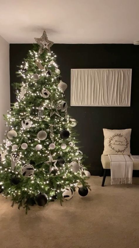 Monochrome Christmas Tree, Minimal Christmas Tree, Monochrome Christmas, Christmas Tree Inspo, Tree Inspiration, Minimal Christmas, Country Barn, Christmas Tree Inspiration, Scandi Style