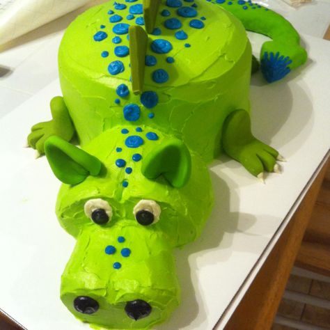 Dragon cake--okay, this one looks simpler. Dragon Birthday Cakes, Dragon Baby Shower, Dragon Cakes, Dragons Love Tacos, Dragon Birthday Parties, Dragon Cake, Dragon Birthday, Dragon Party, Dinosaur Cake