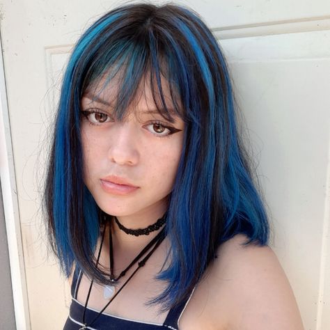 Black And Blue Striped Hair, Blue Stripes In Brown Hair, Blue Highlights With Bangs, Blue Curtain Bangs, Blue And Black Hair Short, Short Hair With Blue Highlights, Blue Chunky Highlights, Brown Hair With Blue Highlights, Blue Hair Inspiration