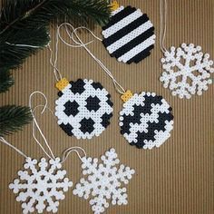 A Noël, les perles Hama ne perdent pas la boule Hama Beads Christmas, Perler Beads Ideas, Christmas Perler Beads, Art Perle, Hama Beads Design, Perler Crafts, Hama Bead, Hama Beads Patterns, Diy Perler Beads