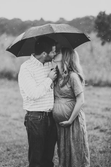 Maternity Umbrella Pictures, Maternity Photography Rainy Day, Umbrella Maternity Pictures, Maternity Shoot With Umbrella, Raining Maternity Photos, Maternity Shoot In The Rain, Maternity Photography Rain, Cloudy Maternity Photoshoot, Rainy Maternity Photos