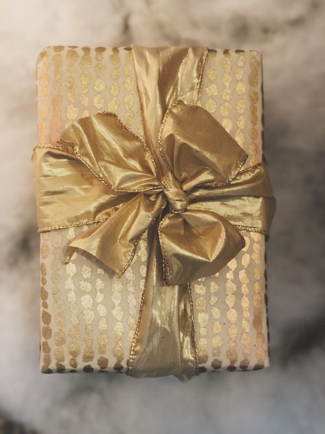 Elegant Gold Bow Tie For Gift, Gold Ribbon Gift Wrapping Ideas, Velvet Bow Gift Wrap, Luxury Satin Bow For Gift, Elegant Gold Bow As Gift, Christmas Cupcakes Recipes, Cupcakes Recipes, Christmas Cupcakes, Photo Colour