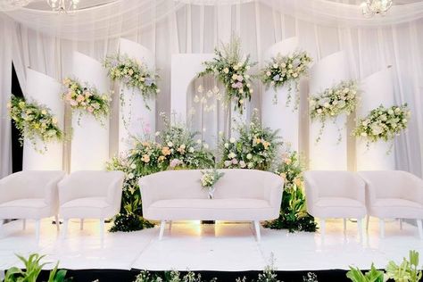 Dekor Pernikahan Simple, Dekorasi Wedding Simple, Kursi Pelaminan, Indian Wedding Deco, Dekorasi Wedding, Wedding Tent Decorations, Engagement Stage Decoration, Nikah Decor, Reception Stage Decor