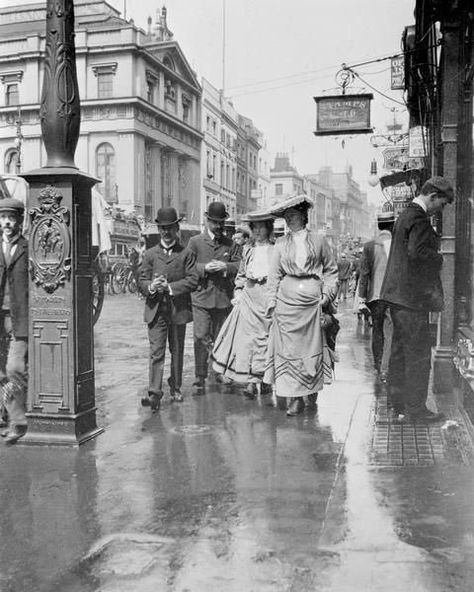 These Rare Historical Photos Show The Past As You've Never Seen Before 1900s London, Photo Of People, Era Victoria, Victorian London, Instagram London, London History, Fotografi Vintage, Old London, Women Street