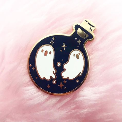 Ghosties in a magic potion Enby Outfits, Magic Bottles, Enamel Pin Collection, Stickers Kawaii, Pretty Pins, Cool Pins, Pusheen, Cute Pins, Cute Ghost