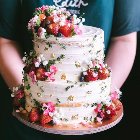 Too pretty 😍 our rustic floral berry cake with sprigs of thyme Berry Cake, Wedding Cake Rustic, Rustic Cake, Wedding Cake Inspiration, Wedding Cake Designs, Buttercream Cake, Pretty Cakes, Creative Cakes, Fruit Cake