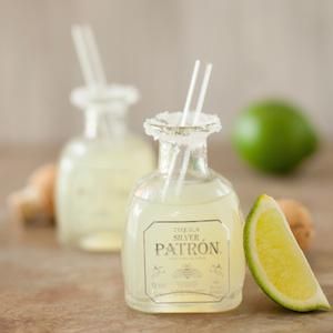 Margarita two-sip shots in miniature tequila bottles #drinks #alcohol #cocktails Margarita Shots, Glace Fruit, Být Fit, How To Make Margaritas, Mango Margarita, Tequila Bottles, Tequila Shots, God Mat, Margarita Recipes