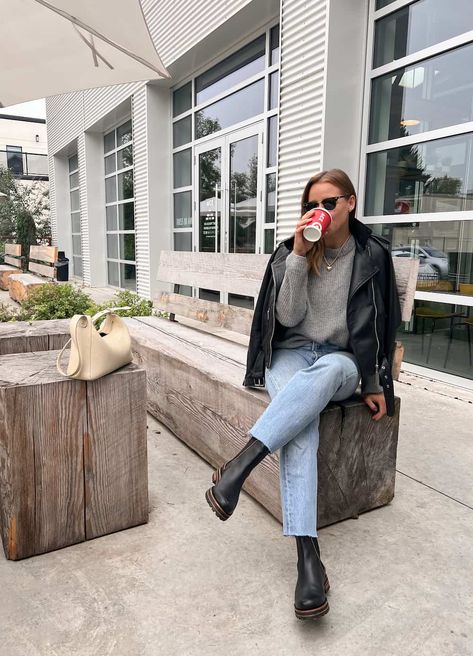 How to Wear Chelsea Boots with Jeans: A 2024 Guide For Women Chelsea Boots With Jeans, Black Chelsea Boots Outfit, How To Style Chelsea Boots, Chelsea Boot Outfits Women, Chelsea Boots Outfit, Styling Chelsea Boots, Stylish Leather Jacket, Thanksgiving Outfit Ideas, Thanksgiving Outfit Women