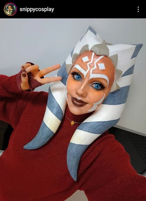 Ashoka Makeup Ideas, Ashoka Halloween Costume, Ashoka Tano Make Up, Ashoka Costume Diy, Star Wars Costume Ideas Women, Ashoka Makeup, Ahsoka Tano Makeup, Ahsoka Makeup, Ahsoka Headpiece