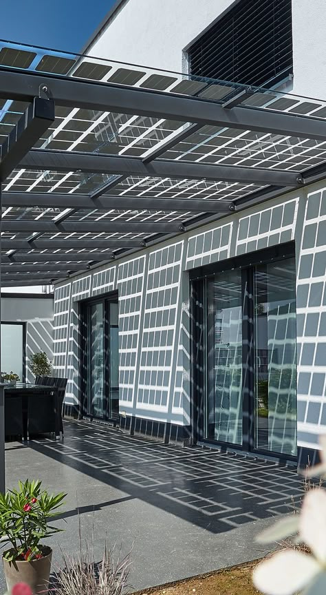 Solararchitektur | Aleo Solar Solar Panel Building, Pergola With Solar Panels, Solar Balcony, Solar Roof Design, Solar Panel Ideas, Solar Panels Architecture, Lanai Porch, Solar Pergola, Solar Architecture