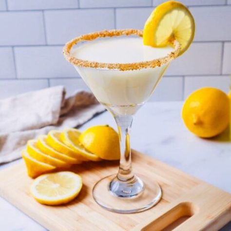 Creamy Limoncello Martini - The Foodie Affair Lemoncello Martini, Creamy Limoncello, Spiked Lemonade Recipe, Limoncello Cheesecake, Limoncello Martini, Easy Lemon Cake Recipe, Easy Lemon Cake, Chipotle Lime Chicken, Sugar Free Whipped Cream