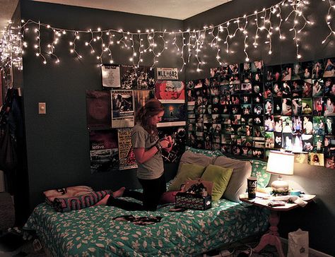 taking all the christmas lights with me when i leave in the fall    wall will also probably inadvertently be quickly covered in pictures Hipster Room, Tumblr Rooms, Dekorasi Kamar Tidur, Room Goals, Bedroom Goals, Awesome Bedrooms, Teen Room, Teen Bedroom, Dream Rooms