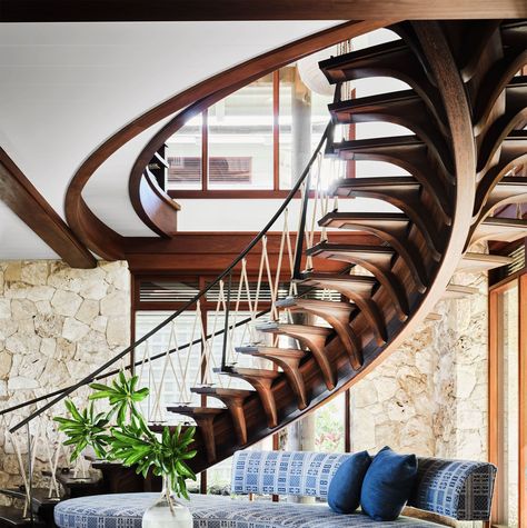 A kitesurfer’s Maui dream house finds its mojo thanks to Martyn Lawrence Bullard. Tropical Staircase, Martyn Lawrence Bullard Design, Martyn Lawrence Bullard, Beach House Interior Design, Tropical Bedrooms, Beach House Interior, Maine House, Elle Decor, Best Interior