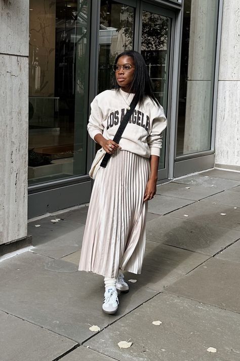 Woman wearing fall outfit sweatshirt and pleated skirt sneakers and skirt adidas samba Sweater With Pleated Skirt, Skirt And Sweatshirt Outfit, Sweatshirt With Skirt, Sweatshirt And Skirt Outfit, Winter Outfits Ideas, Winter Mode Outfits, Pleated Skirt Outfit, Chique Outfit, Trending Ideas