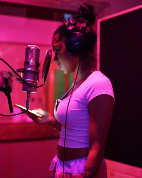 Singer Studio Aesthetic, Female Music Producer Aesthetic, Being Famous Aesthetic, Singer In Studio, Female Singer Aesthetic, Pop Singer Aesthetic, Famous Singer Aesthetic, Female Rappers Aesthetic, Studio Aesthetic Music