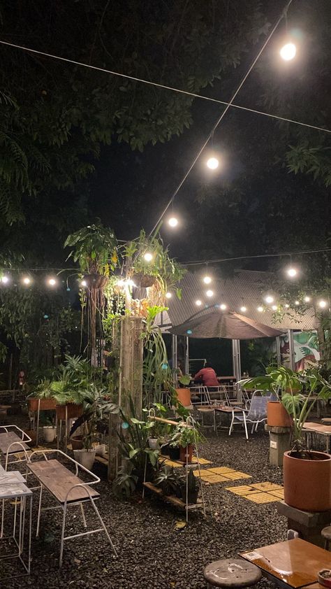 Lampu Cafe Outdoor, Outdoor Restaurants, Open Air Restaurant, Open Restaurant, Cafe Exterior, Office Tips, Garden Area, Outdoor Cafe, Aesthetic Shop