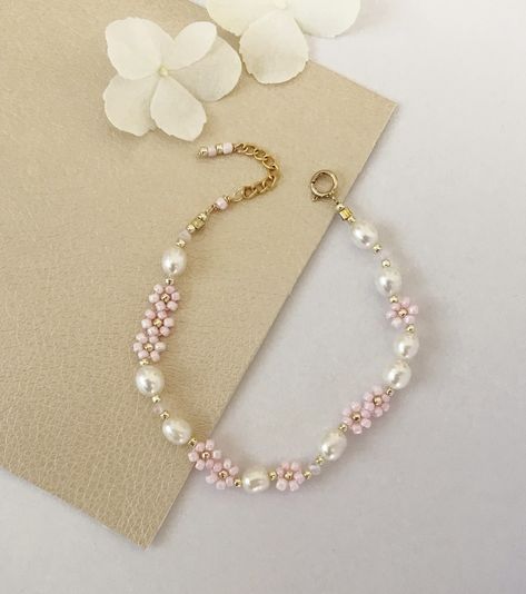 Beaded Bracelets With Pearls, Diy Jewelry Designs, Beeds Jewelery, Beaded Bracelet Designs, Cute Pearl Bracelet, Pearl Bracelet Ideas, Beaded Flower Bracelet, Pink Beaded Bracelet, Tiny Bead Bracelet