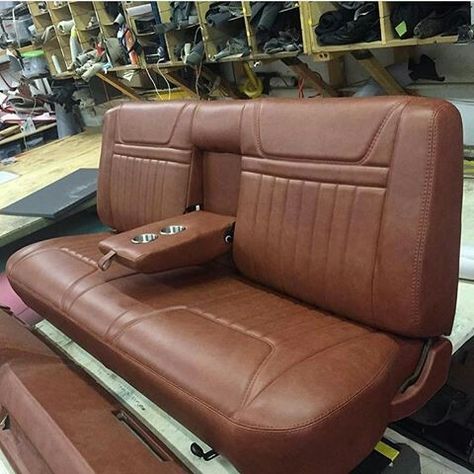 Truck bench seat with fold down armrests E28 Bmw, Accessoires 4x4, Car Interior Upholstery, T3 Vw, Automotive Upholstery, Custom Car Interior, C10 Chevy Truck, Luxury Car Interior, Car Interior Design