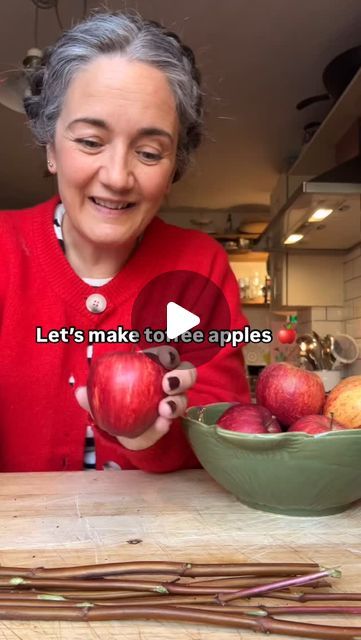 Mrs Clare Hooper on Instagram: "Homemade toffee apples, the perfect autumn treat! 🍎🍭 Easy to make and oh-so-flipping-delicious

Clare 🍎🫶

#toffeeapples #homemadeautumntreats  #autumnfood #ukfood" How To Make Chocolate Covered Apples, Toffee Apples Recipe, Toffee Apples, Chocolate Covered Apples, Homemade Toffee, Scottish Food, Toffee Apple, Fall Snacks, Candy Treats