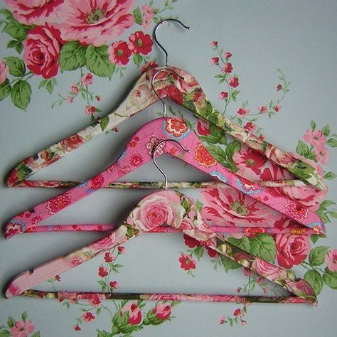 Wooden Coat Hangers, Clothes Hangers, Wooden Hangers, Shabby Chic Furniture, Diy Projects To Try, Shabby Chic Decor, Homemade Gifts, Hangers, Fun Crafts