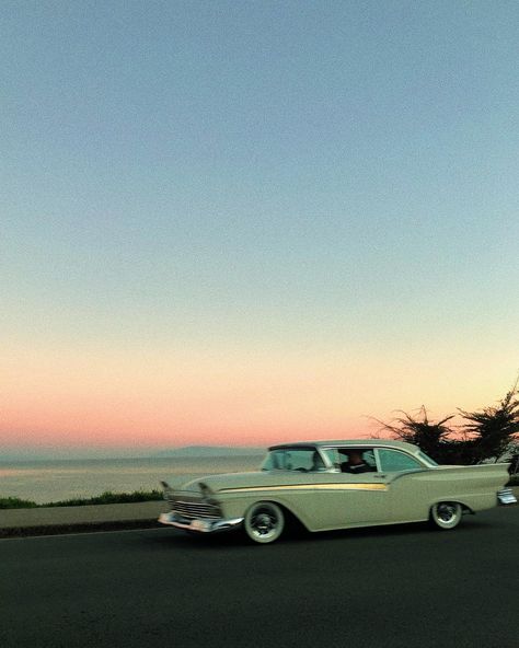 vintage car driving at sunset in santa cruz Beach Car Aesthetic, Vintage Cars Aesthetic, 60s Hollywood, Impala Car, Beachy Wallpaper, Car Sunset, Driving Aesthetic, Sunset Shoot, Beach Cars